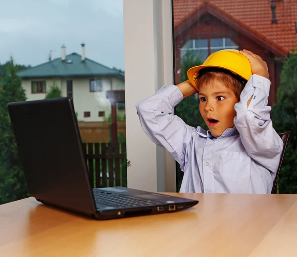 Porträt eines hübschen Jungen posiert zu Hause — Stockfoto