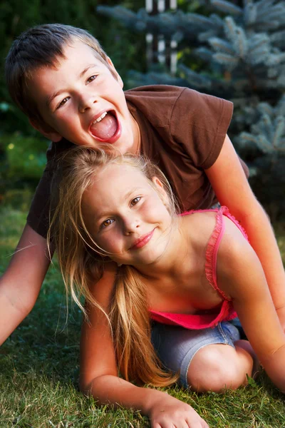 Portret van knappe jonge geitjes poseren thuis — Stockfoto