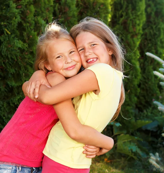 Porträt schöner Kinder, die zu Hause posieren — Stockfoto