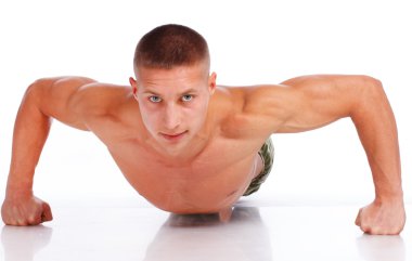 Beyaz arka plan üzerinde poz yakışıklı bir adam portresi