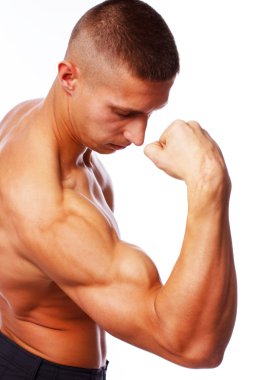 Beyaz arka plan üzerinde poz yakışıklı bir adam portresi