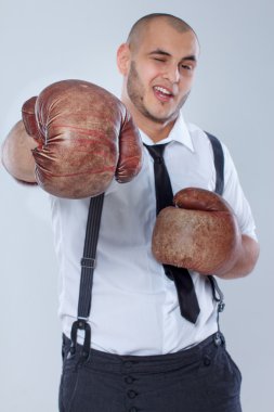 gri arka plan üzerinde poz yakışıklı bir adam portresi