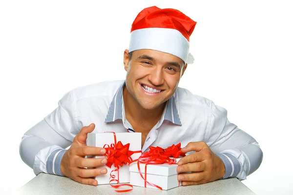 Retrato del hombre guapo posando sobre fondo blanco con presente — Foto de Stock