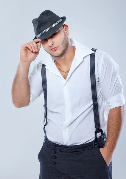 Retrato de homem bonito posando em fundo cinza — Fotografia de Stock