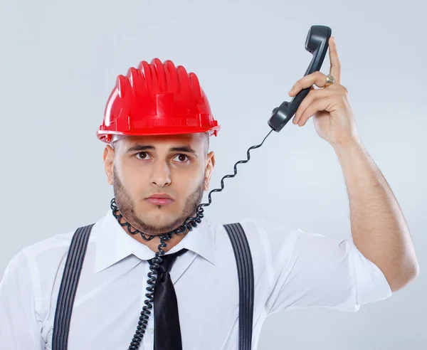 Retrato del hombre guapo posando sobre fondo gris — Foto de Stock