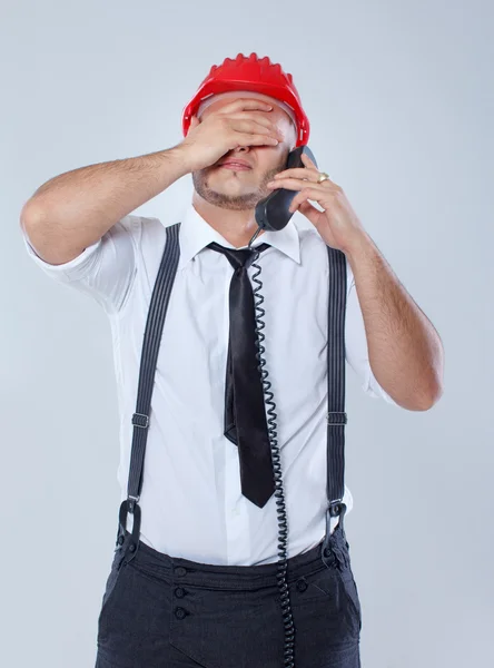 Retrato del hombre guapo posando sobre fondo gris —  Fotos de Stock