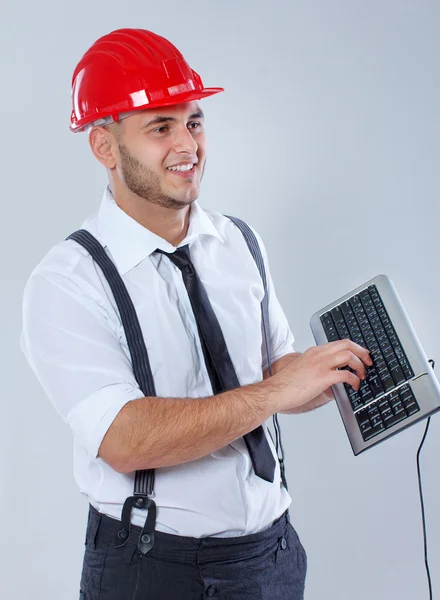 Retrato de homem bonito posando em fundo cinza — Fotografia de Stock