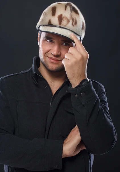 Retrato de homem bonito posando no fundo preto — Fotografia de Stock