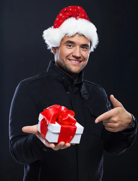 Retrato de un hombre guapo posando sobre fondo negro — Foto de Stock