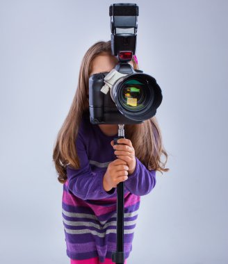 niña jugando con una cámara