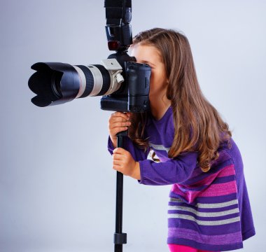 Kız kamerayla oynuyor.