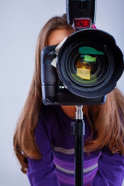 een schattig lief meisje met een camera