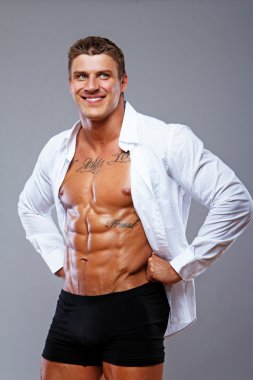 Beyaz bir gömlek içinde sıcak bir adam