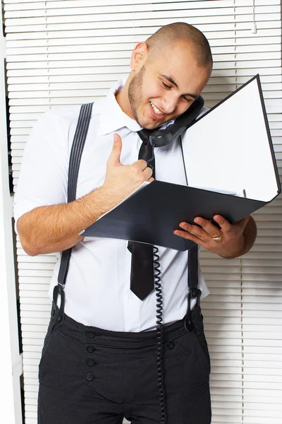 Retrato de homem bonito posando no fundo da janela — Fotografia de Stock