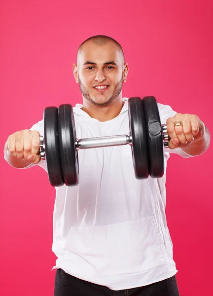 Portret van knappe man die zich voordeed op roze achtergrond — Stockfoto