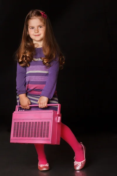 Uma menina com um saco escolar — Fotografia de Stock