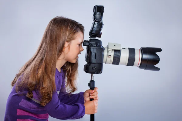 Ein süßes Mädchen mit einer Kamera — Stockfoto