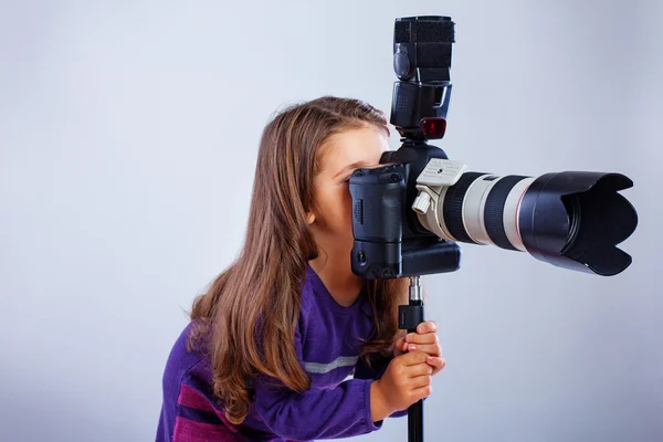 Dívka si hraje s kamerou — Stock fotografie