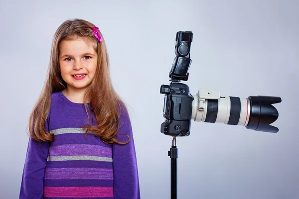 Uma criança posando com uma câmera — Fotografia de Stock