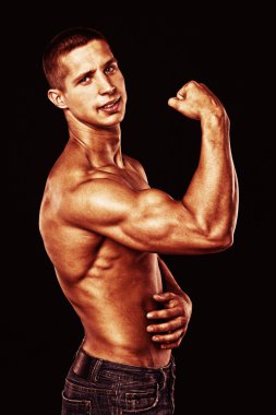 siyah arka plan üzerine poz yakışıklı bir adam portresi