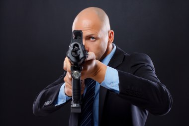 adam yerde silahla poz