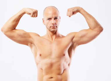 adam yerde silahla poz