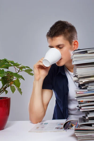 Porträt eines gutaussehenden Mannes, der auf grauem Hintergrund posiert — Stockfoto