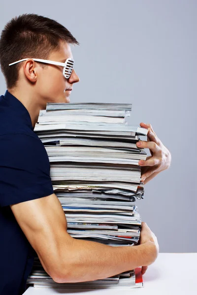 Retrato de homem bonito posando em fundo cinza — Fotografia de Stock