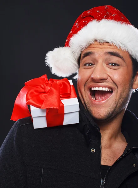 Retrato de un hombre guapo posando sobre fondo negro en Navidad —  Fotos de Stock