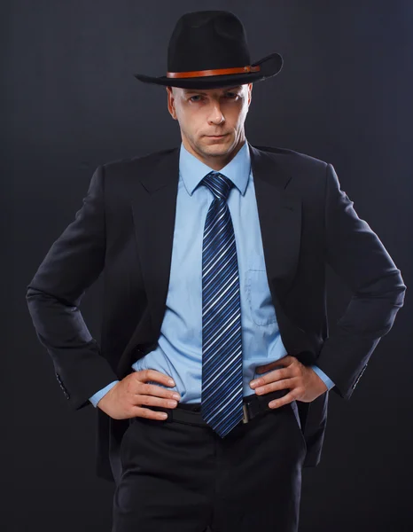 Hombre está posando en el suelo con un arma — Foto de Stock