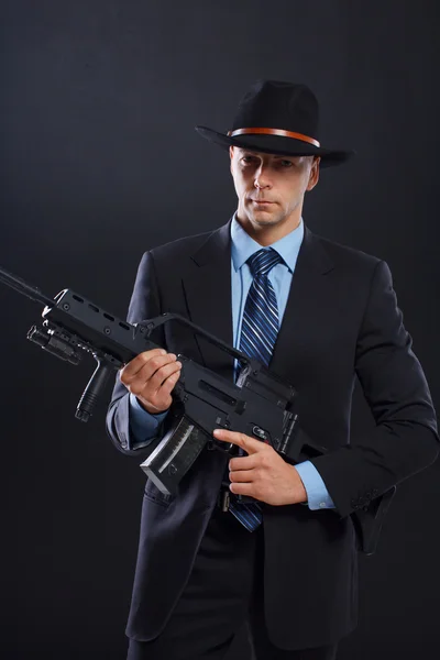 Hombre está posando en el suelo con un arma —  Fotos de Stock