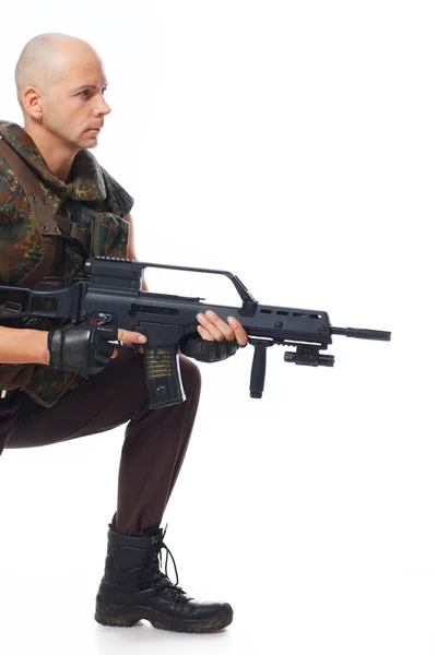 Man is posing on the floor with a gun — Stock Photo, Image