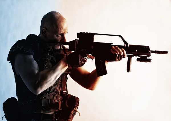 Man is posing on the floor with a gun — Stock Photo, Image