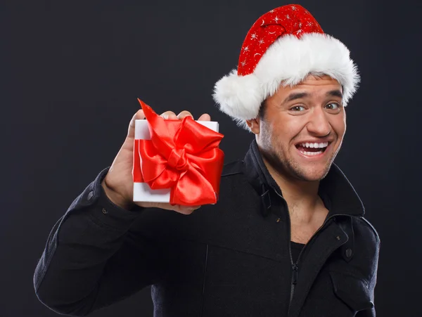 Retrato de un hombre guapo posando sobre fondo negro en Navidad — Foto de Stock