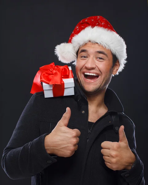 Retrato de un hombre guapo posando sobre fondo negro en Navidad — Foto de Stock