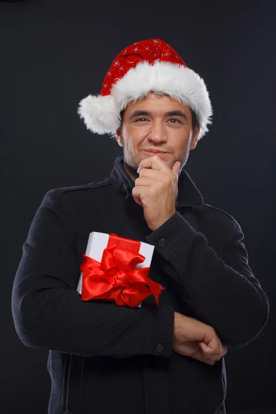 Retrato de un hombre guapo posando sobre fondo negro en Navidad — Foto de Stock