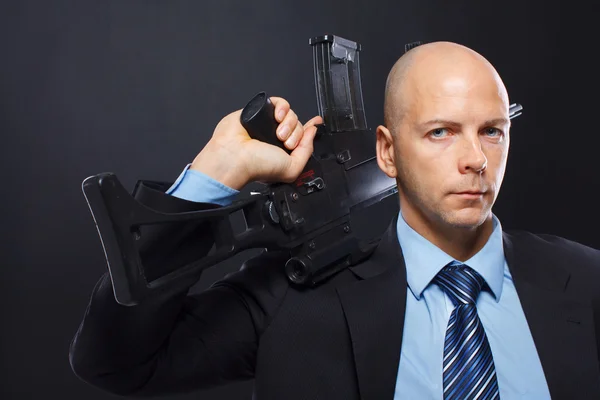 Man is posing on the floor with a gun — Stock Photo, Image