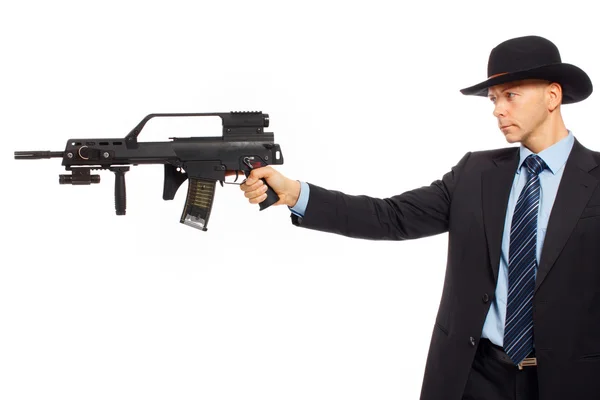 Mann posiert mit Waffe auf dem Boden — Stockfoto