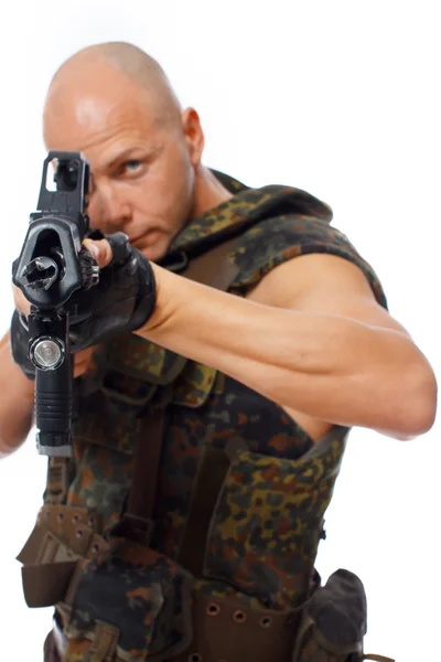 Man is posing on the floor with a gun — Stock Photo, Image