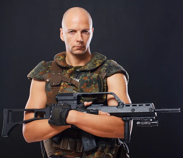 Katona pózol a fekete háttér portréja — Stock Fotó