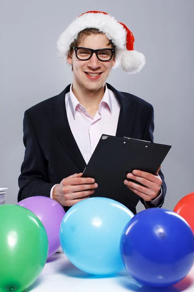 Portrait d'un bel homme posant sur fond gris avec ballon — Photo