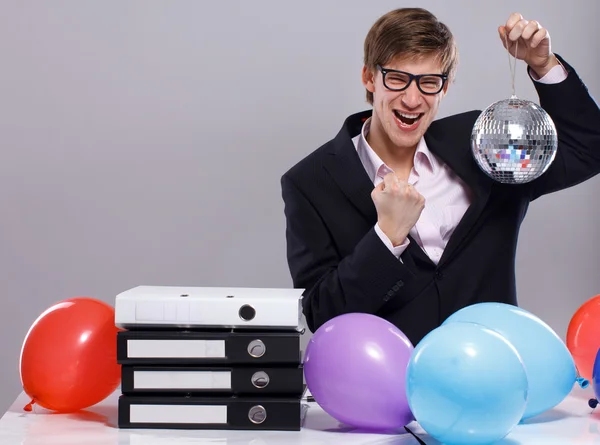 Portret van knappe man die zich voordeed op grijze achtergrond met ballon — Stockfoto