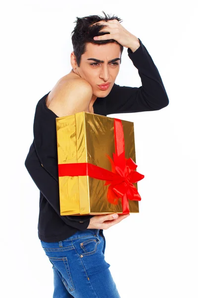 Cara elegante e doce segurandoem um presente — Fotografia de Stock