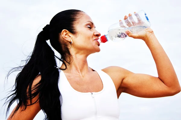 Изображение здоровой девушки, пьющей воду — стоковое фото
