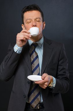 kahvesini yudumlayan adam görüntüsü