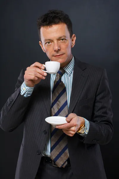 Изображение человека, который пьет кофе — стоковое фото