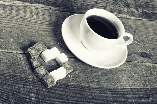 Foto de xícara de café e coração de açúcar — Fotografia de Stock