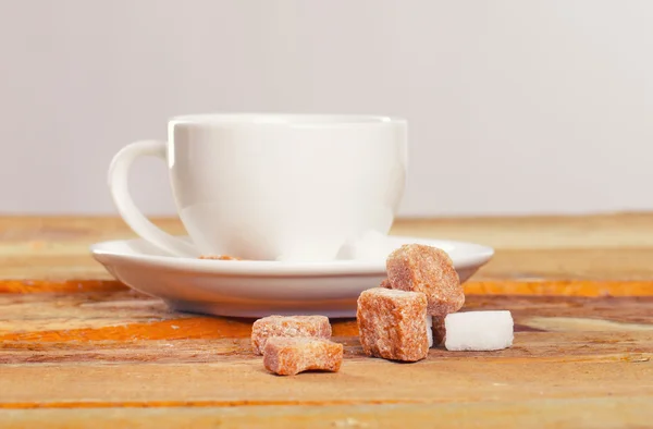 Bilden av kaffekopp framför socker bitar — Stockfoto