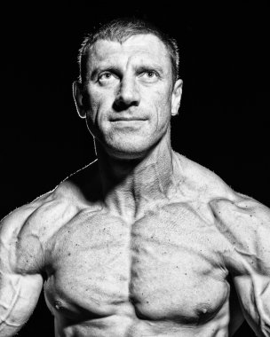 kendi kendine güvenen vücut geliştirmeci kameraya poz