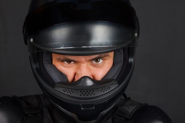 meydan okuyan bir yüz ifadesi ile motorcu kask içinde adam